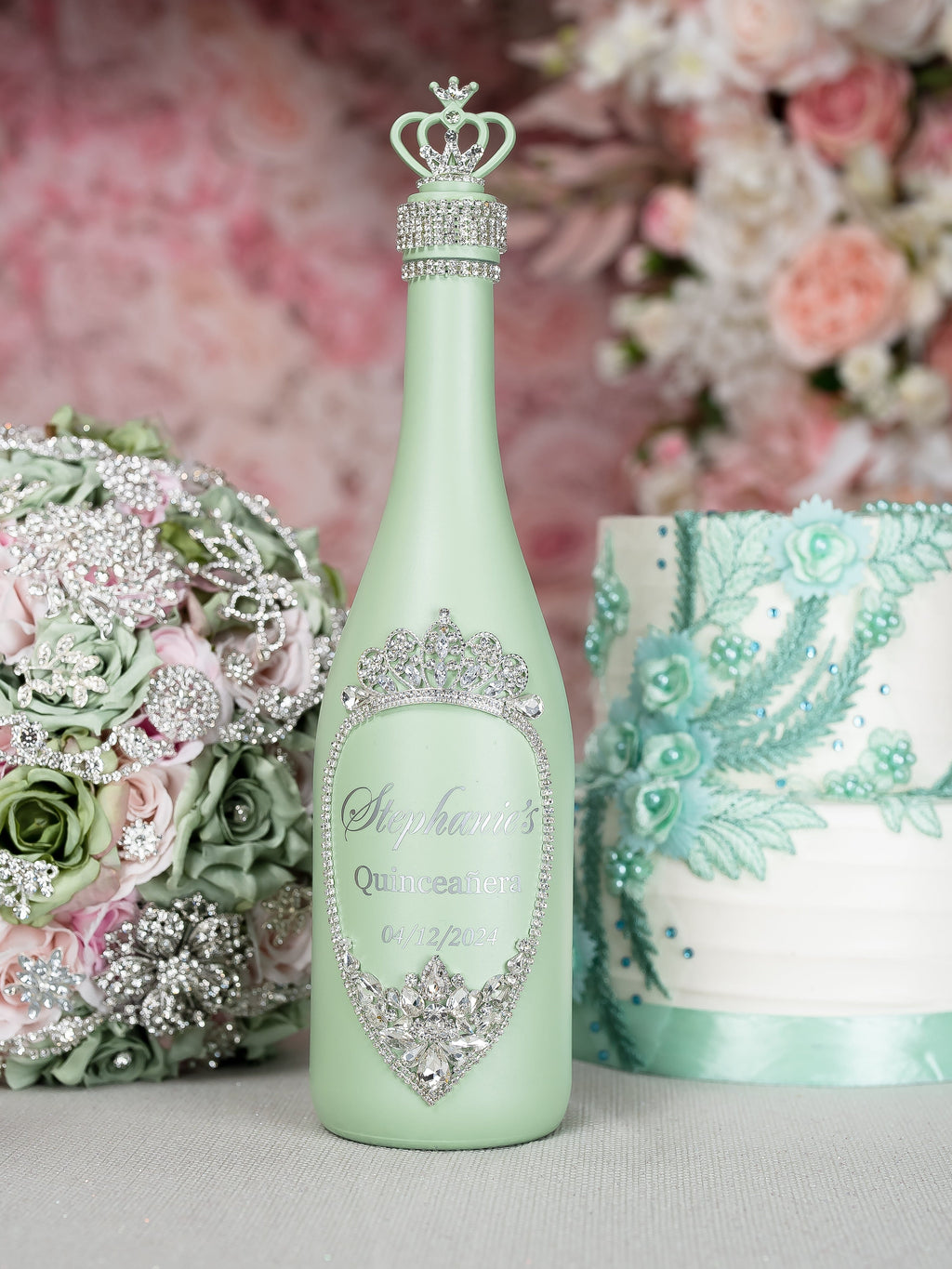 Botella de quinceañera plateada color verde salvia | Botella de quinceañera  personalizada / quinceanera-decor, image size:1024x1365