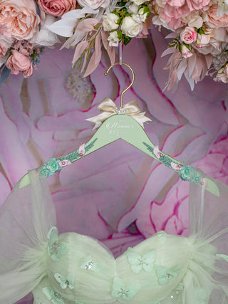 Percha para vestido de quinceaera en color verde salvia y rosa / quinceanera-decor Percha para vestido de quinceaera en color verde salvia y rosa / quinceanera-decor