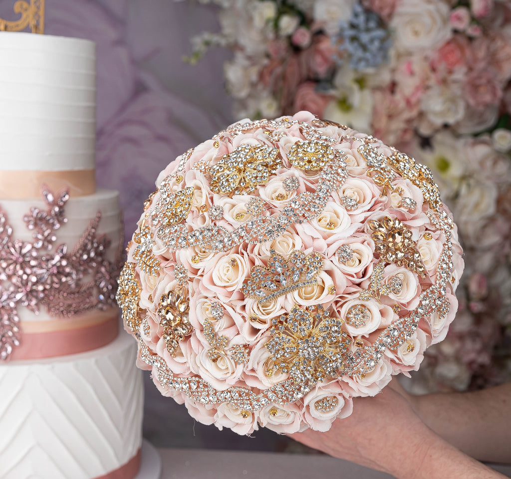 Ramo de quinceañera de oro rosa con broches dorados de 13 pulgadas, image size:1024x960