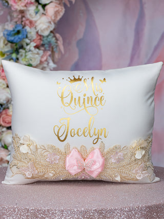 Almohada para arrodillarse y zapatos de quinceañera en color rosa champán