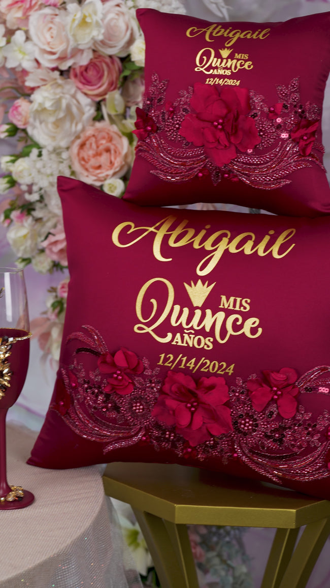 Juego de almohadas para quinceañera en color burdeos quinceanera