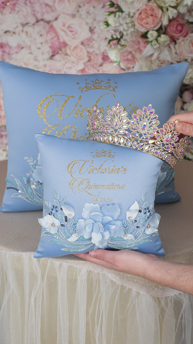 Juego de almohadas para quinceañera en azul claro y dorado